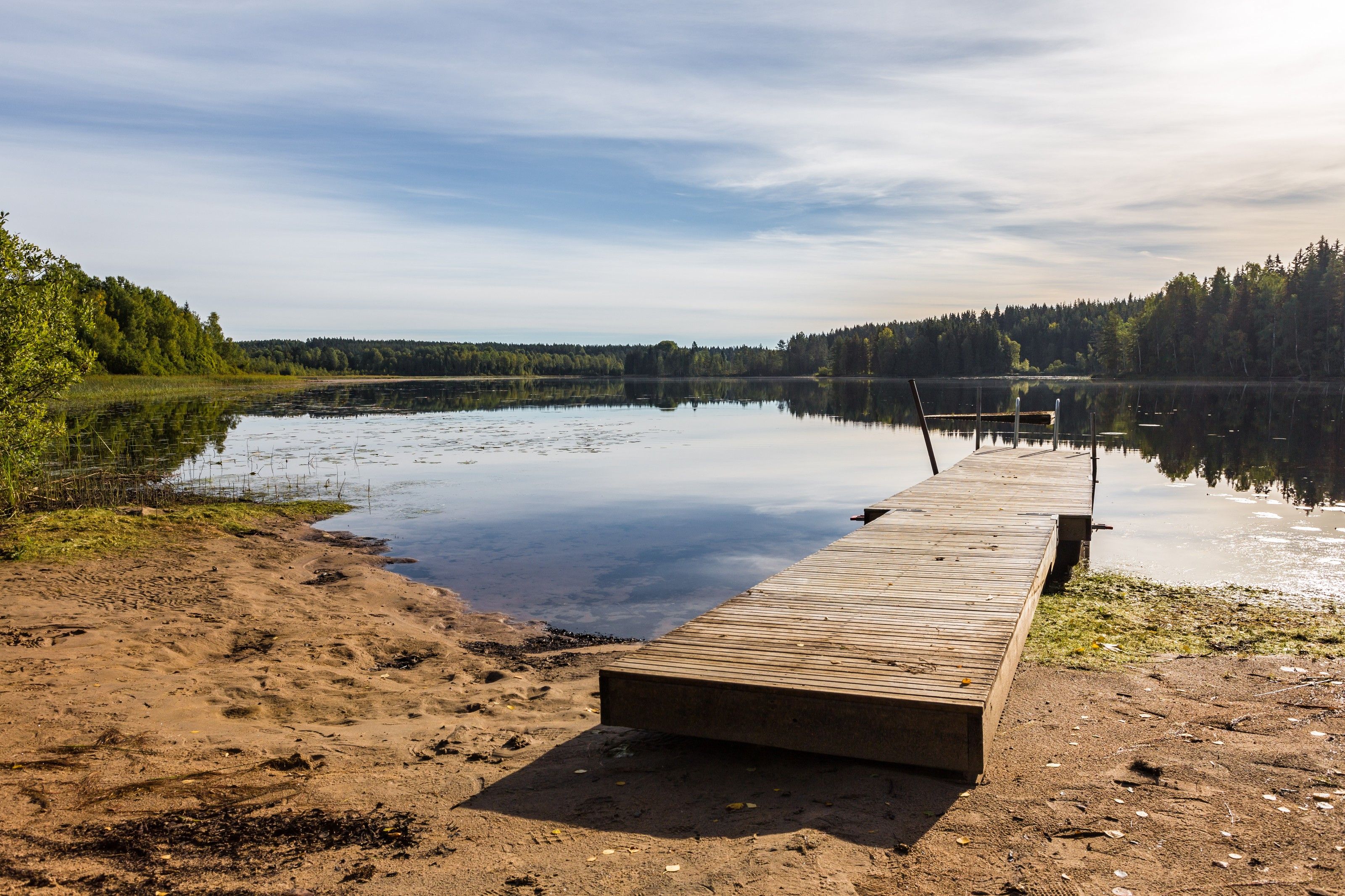 Brygga vid sjön Bersen en sommardag
