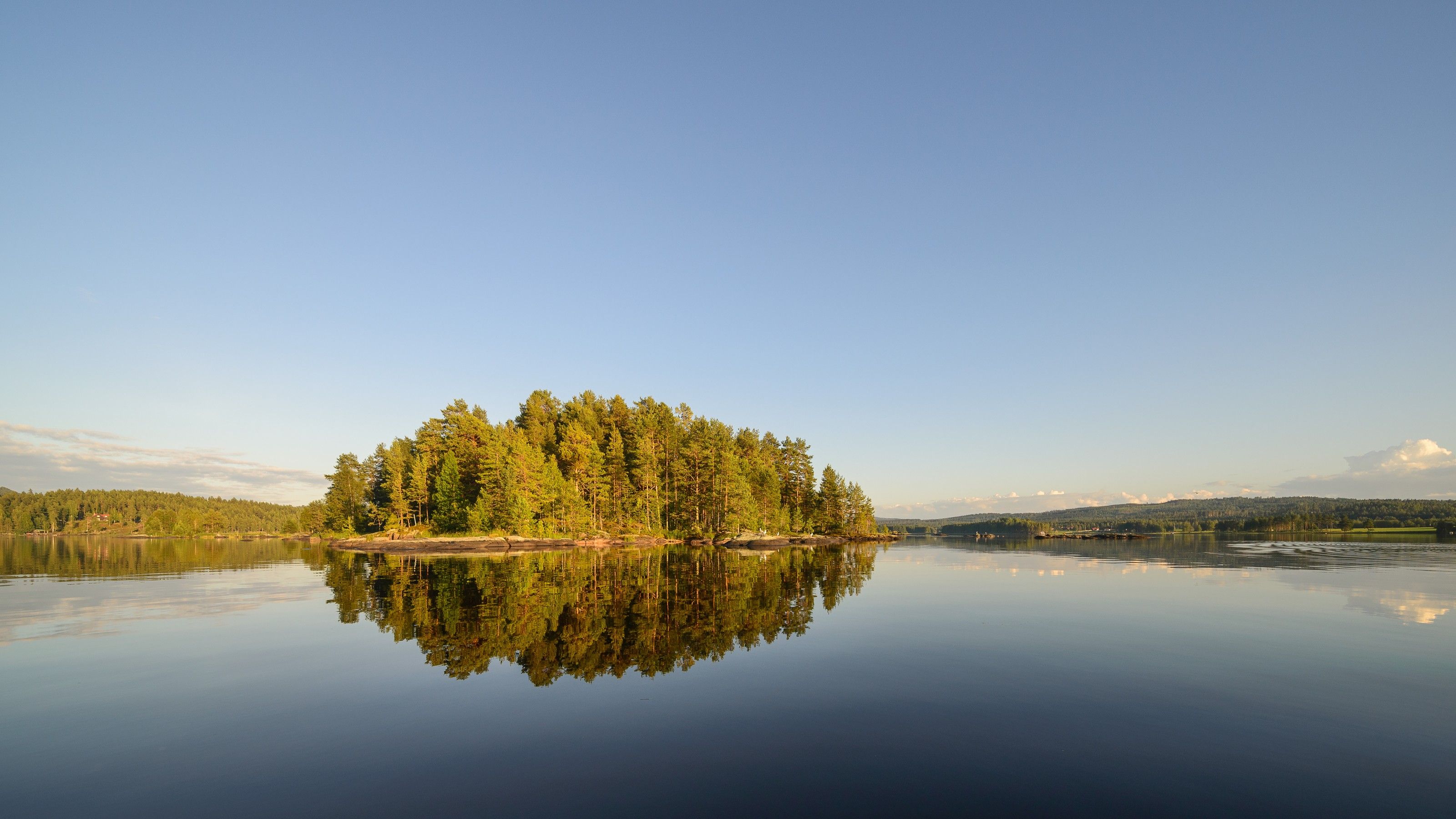 Ön Prästön i Siljan i kvällsljus