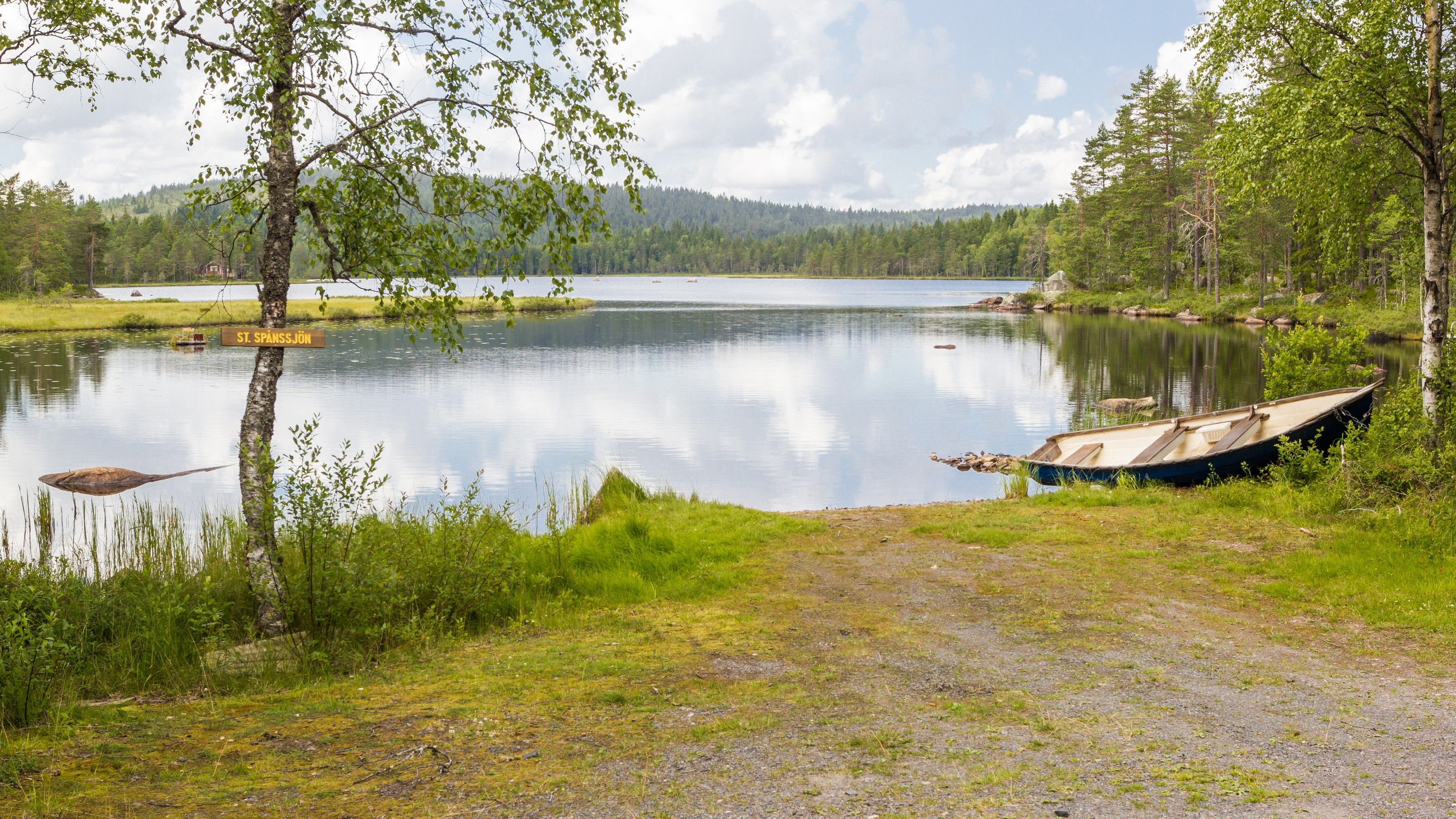Sjön Stora Spånsan med en roddbåt vid stranden