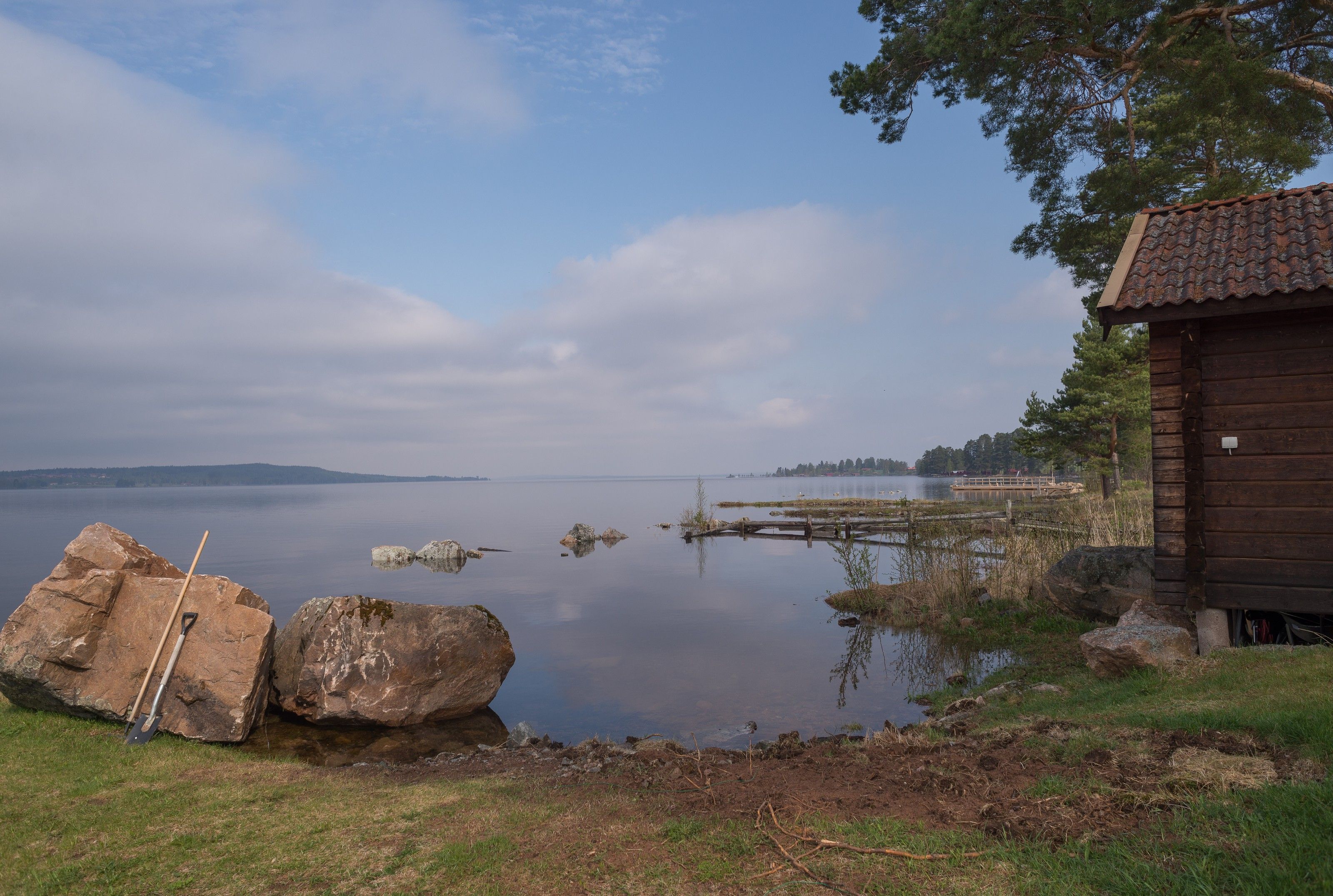 Stenar och stilla vatten vid Siljan i Sunnanäng