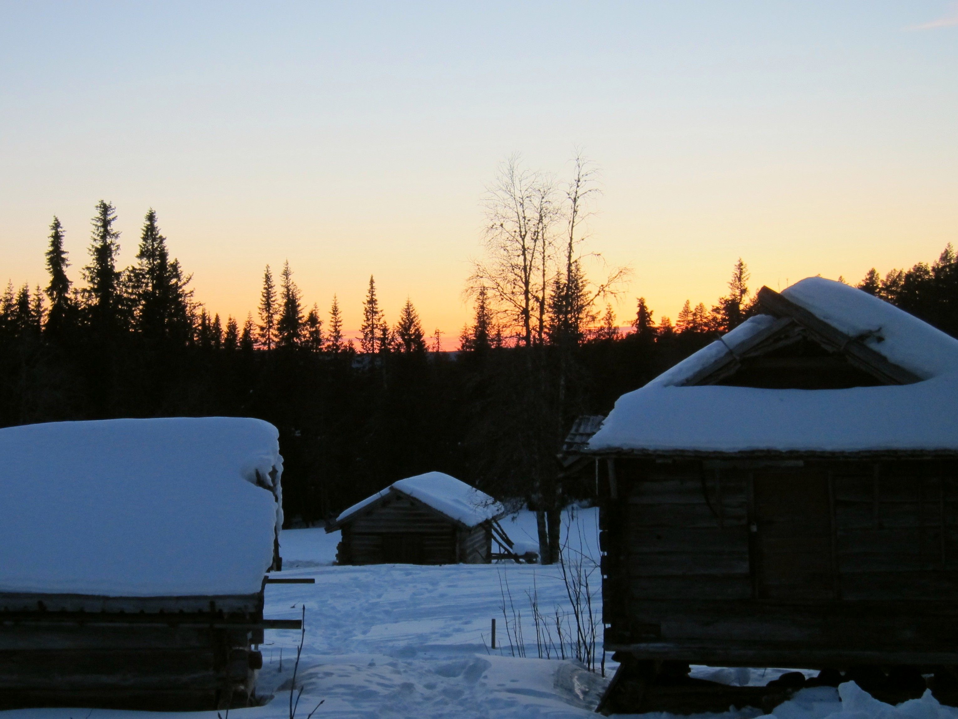 Fäbod vid Tandövala i Dalarna i vinterskymning