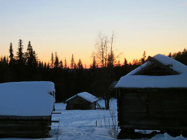 Fäbod vid Tandövala i Dalarna i vinterskymning