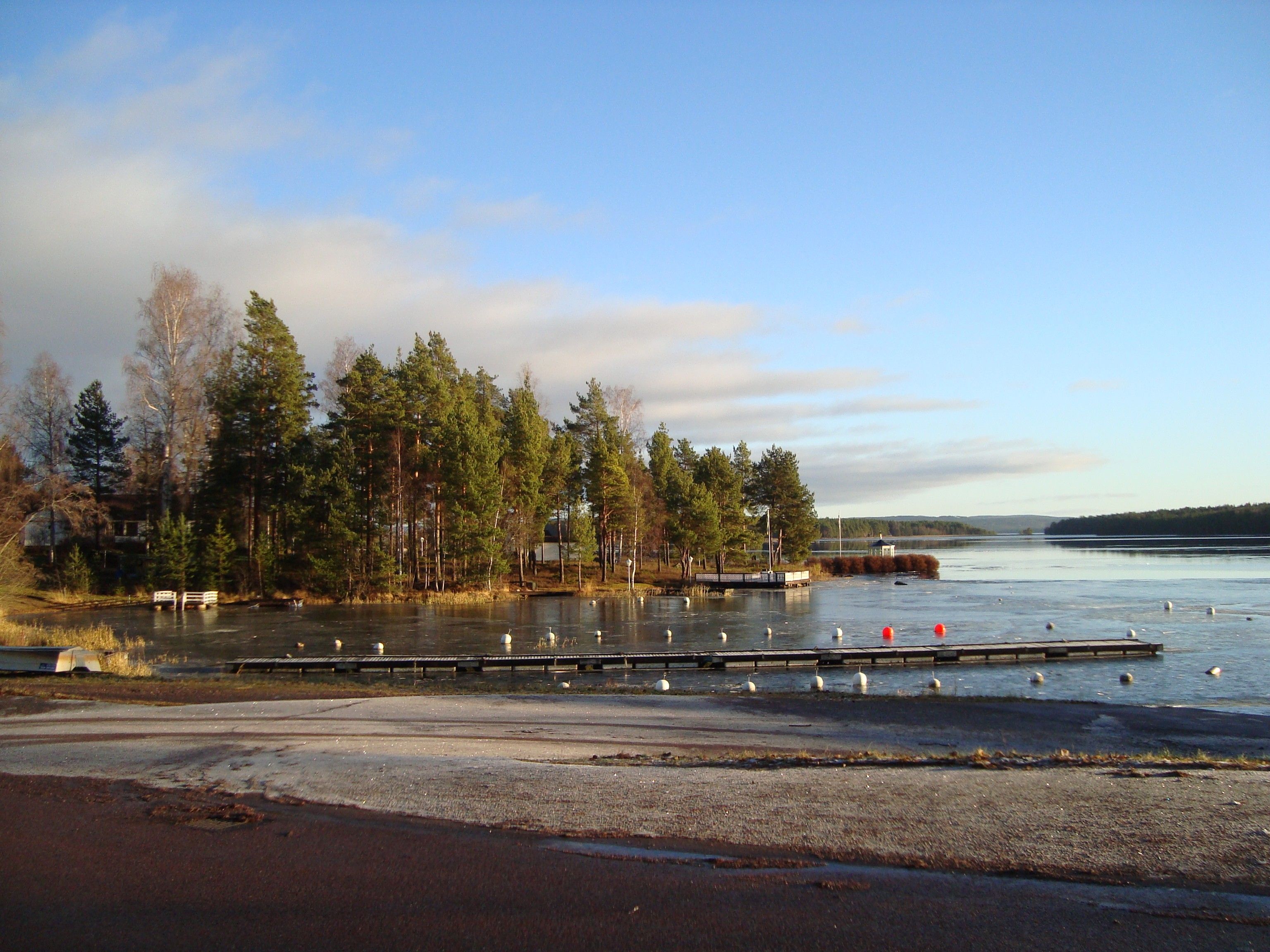 Källviken vid sjön Runn i Falun en klar höstdag