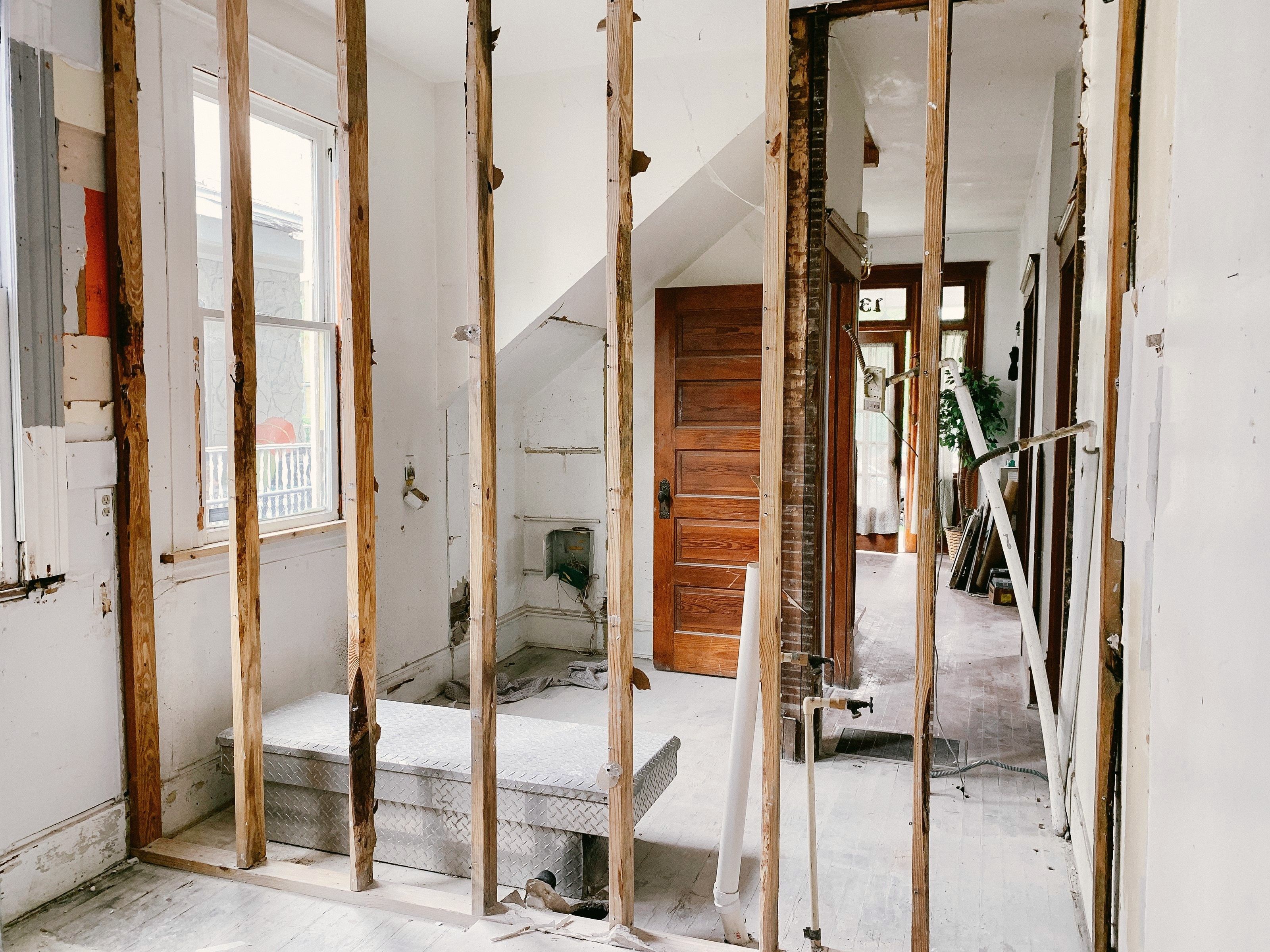 Rivna väggar med blottade reglar i äldre hus